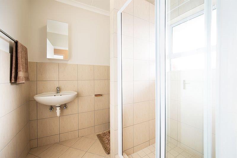 To Let 2 Bedroom Property for Rent in Buh Rein Estate Western Cape